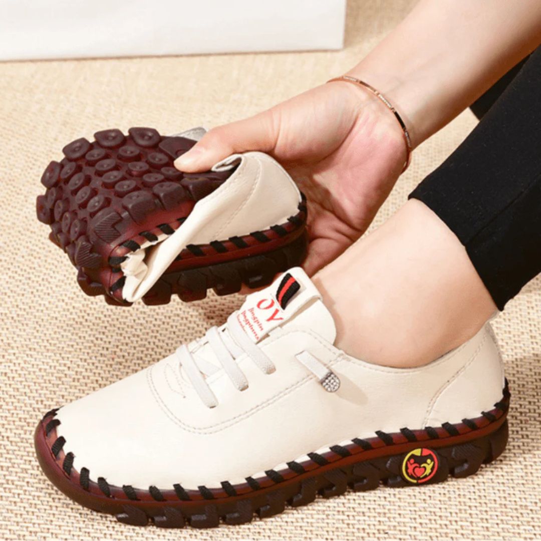Mocassins orthopédiques UltraConfort pour femme, style épuré, confort optimal, design intemporel en noir et marron.