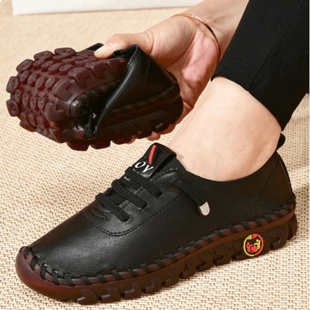 Mocassins orthopédiques UltraConfort pour femme, style épuré, confort optimal, design intemporel en noir et marron.