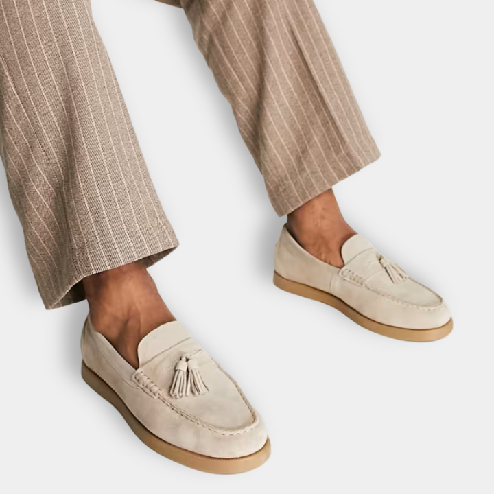 Paire de mocassins pour hommes en daim kaki avec pampilles, ajoutant une touche d'élégance à votre look.