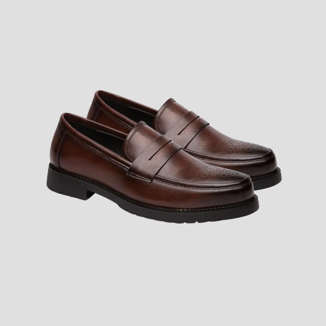"Mocassins perforés en similicuir lisse, design classique, détails perforés élégants pour homme moderne."