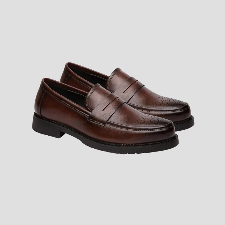 "Mocassins perforés en similicuir lisse, design classique, détails perforés élégants pour homme moderne."