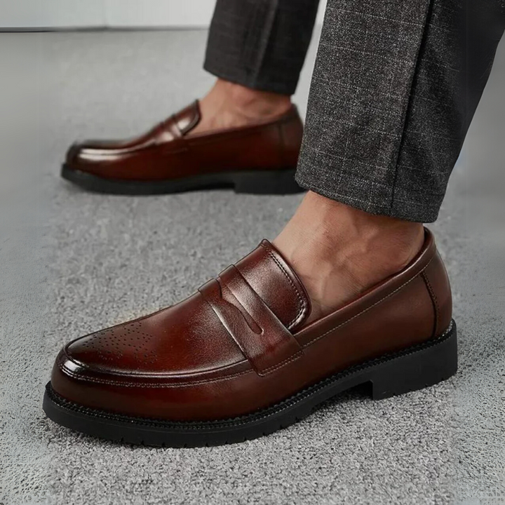 "Mocassins perforés en similicuir lisse, design classique, détails perforés élégants pour homme moderne."