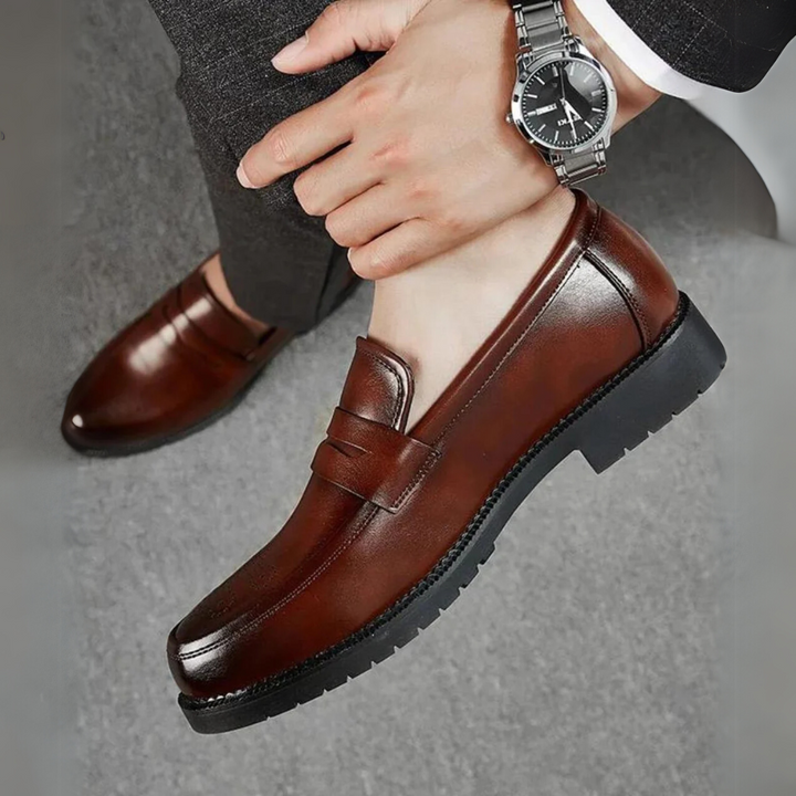 "Mocassins perforés en similicuir lisse, design classique, détails perforés élégants pour homme moderne."