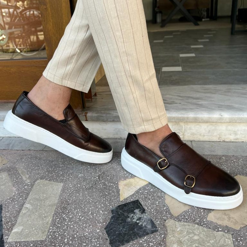 Détail du mocassin homme en daim souple gris, offrant confort et élégance décontractée pour toute occasion.