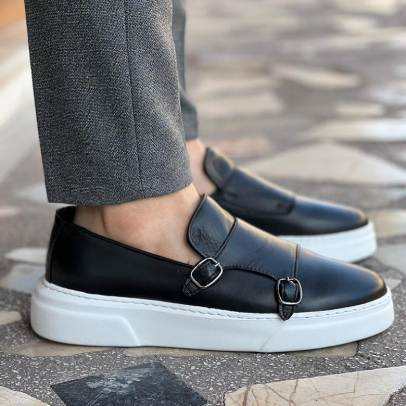 Chaussures mocassins hommes bleus sur pied, alliant confort et style sophistiqué pour un look polyvalent.