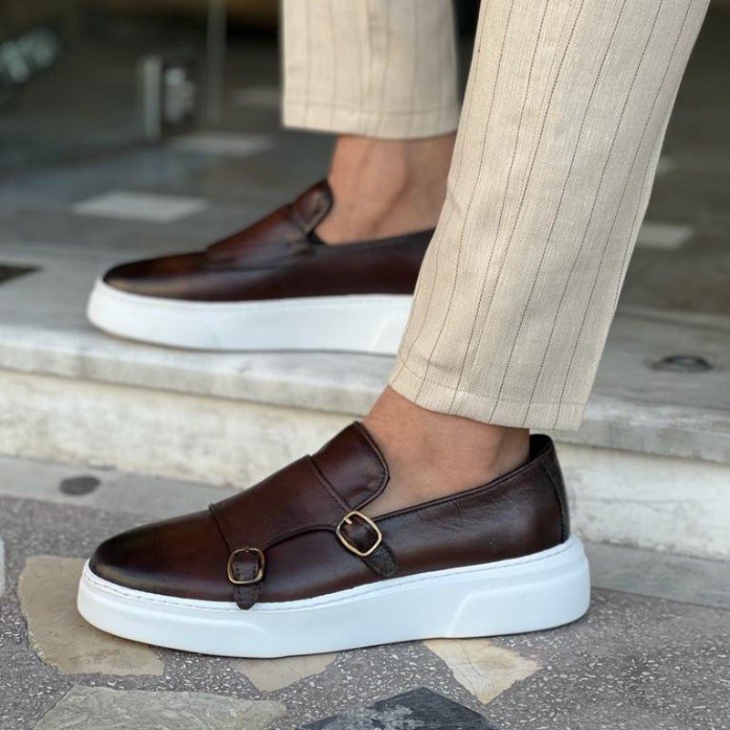 Mocassins hommes noirs avec surpiqûres fines, démontrant qualité et design élégant pour un confort optimal.