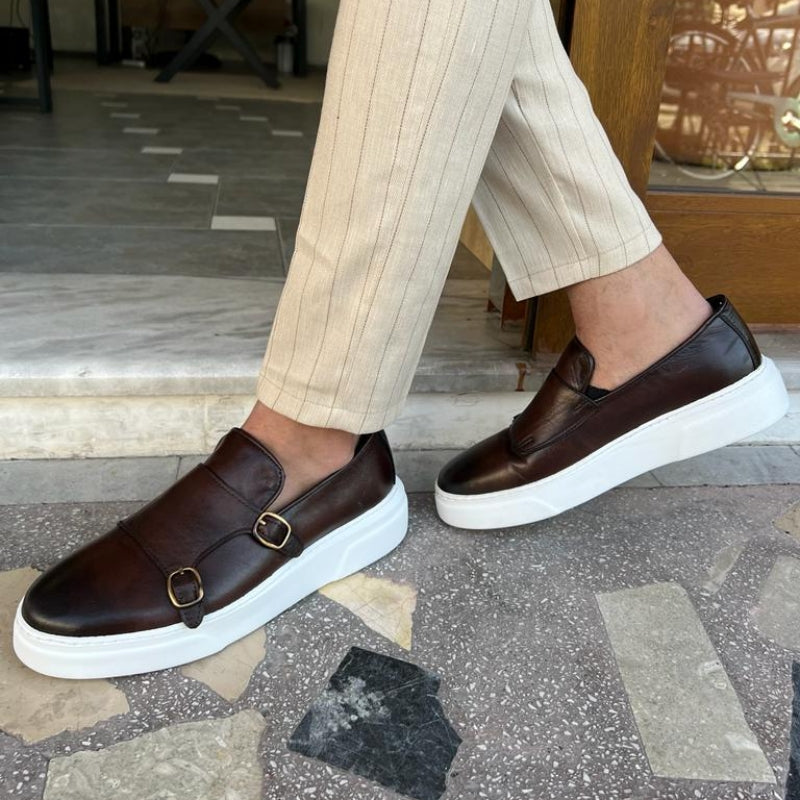 Paire de loafers hommes camel classiques, parfaits pour un style décontracté chic ou des événements semi-formels.
