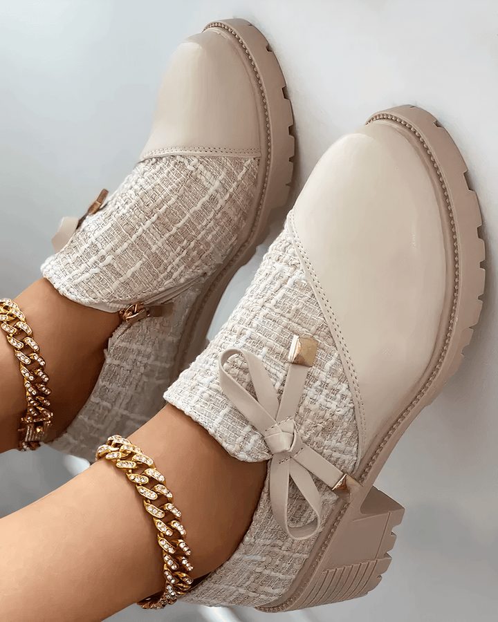 Gros plan mocassins femmes à talon bloc. Chaussures fermées élégantes pour un look chic au bureau. Style moderne.