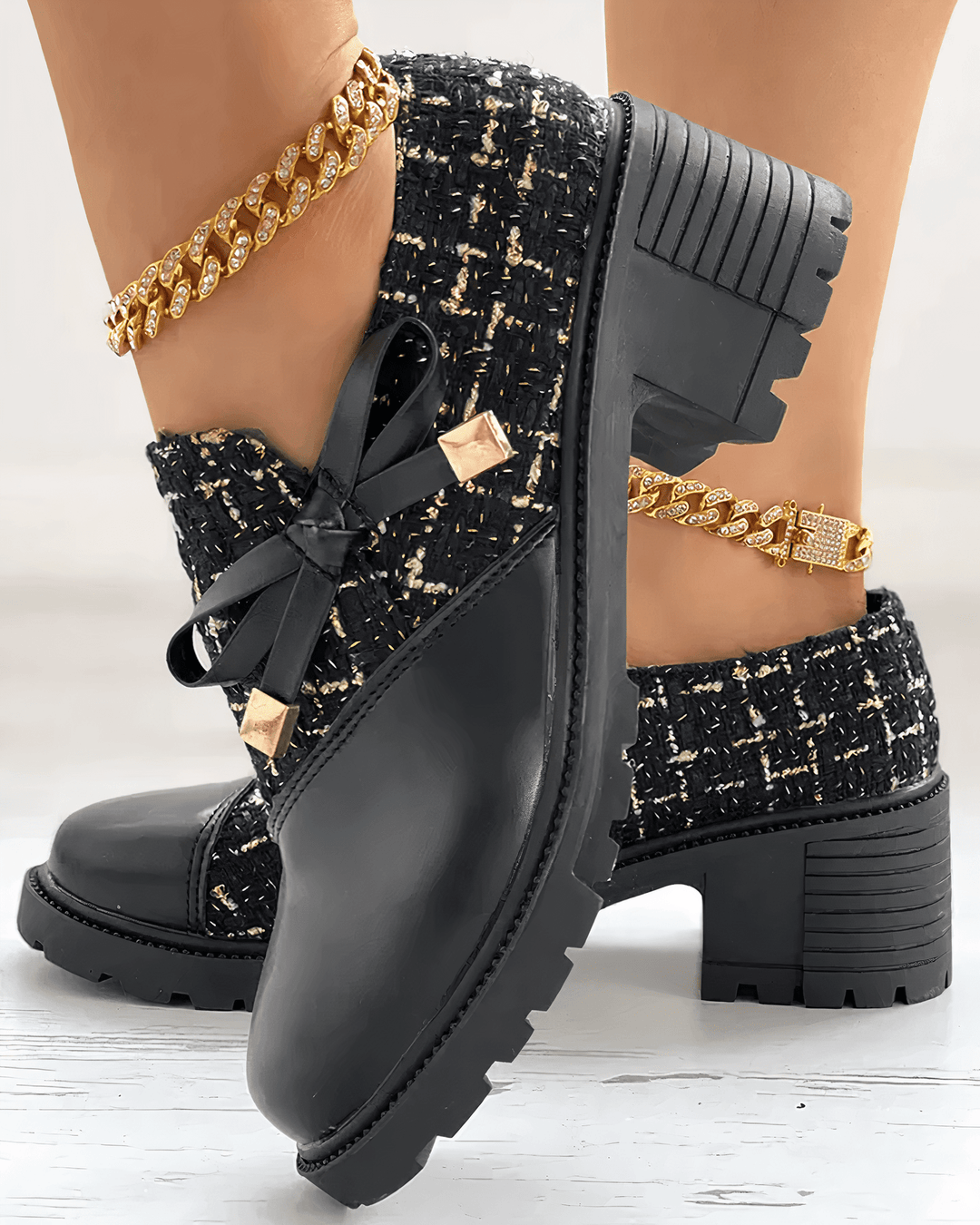Mocassins à talon bloc pour femmes, alliant élégance et confort. Chaussures fermées, parfaites pour un style chic et pro.