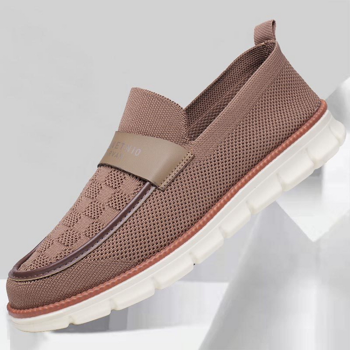 Mocassins décontractés homme, style mode masculine, faciles à enfiler et dotés d'une semelle souple pour confort optimal.