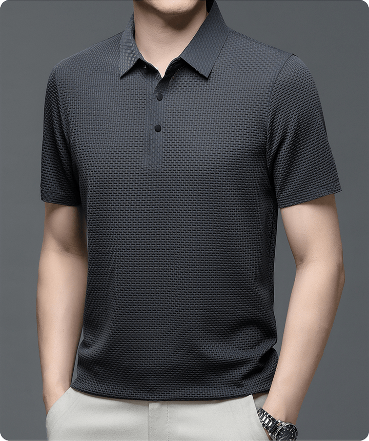 Vêtement polo homme, design épuré, tissu doux, un choix élégant pour la mode masculine d'été.