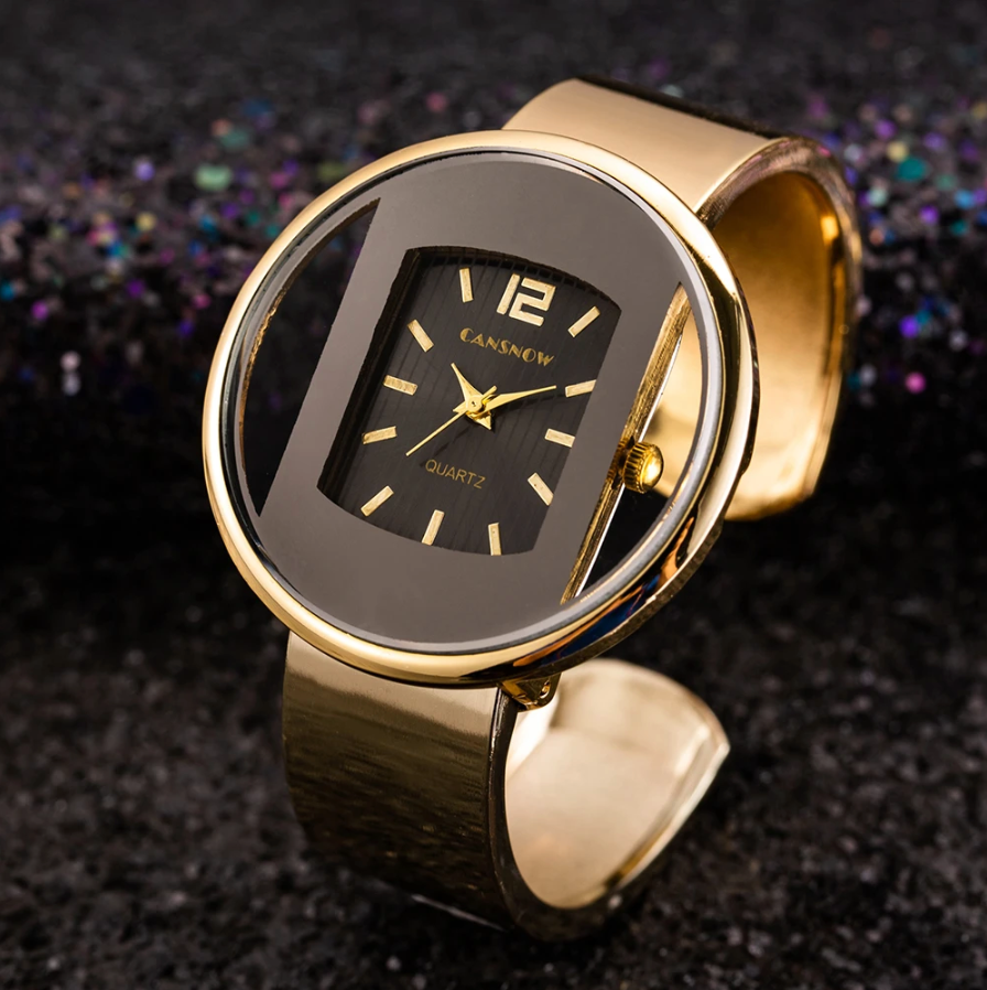 Montre femme élégante, style classique chic, automne. Accessoire mode.