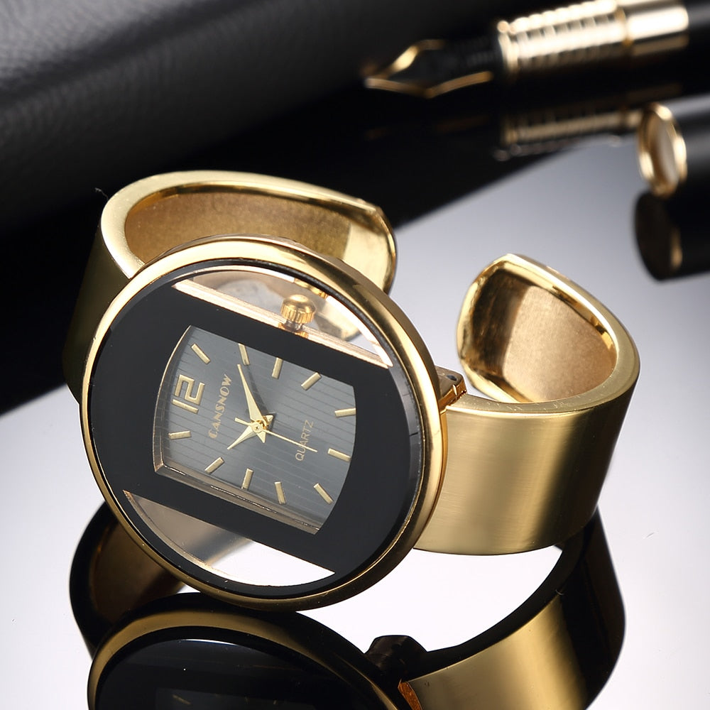 Montre femme élégante, style classique chic, automne. Accessoire mode.