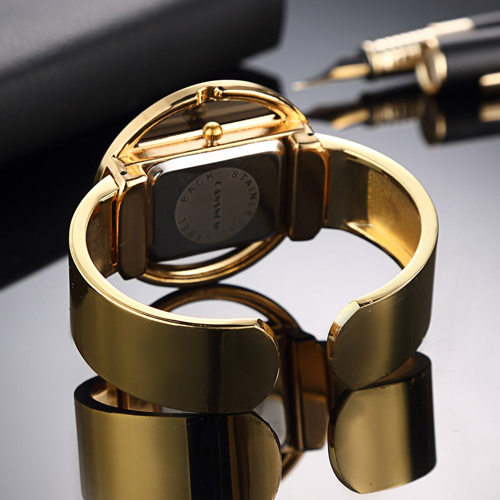 Montre femme élégante, style classique chic, automne. Accessoire mode.