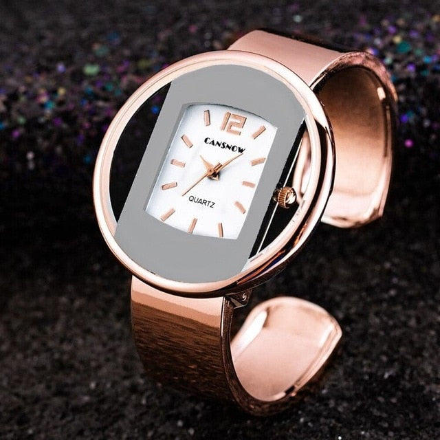 Montre femme élégante, style classique chic, automne. Accessoire mode.