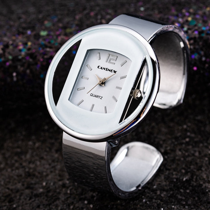 Montre femme élégante, style classique chic, automne. Accessoire mode.