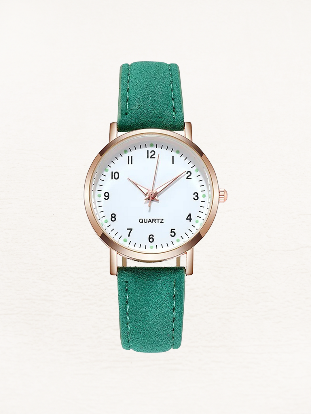 Montre tendance femme avec bracelet en cuir et boîtier or rose. Un design raffiné, mouvement quartz fiable.
