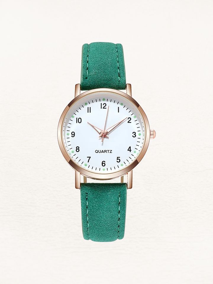 Montre tendance femme avec bracelet en cuir et boîtier or rose. Un design raffiné, mouvement quartz fiable.