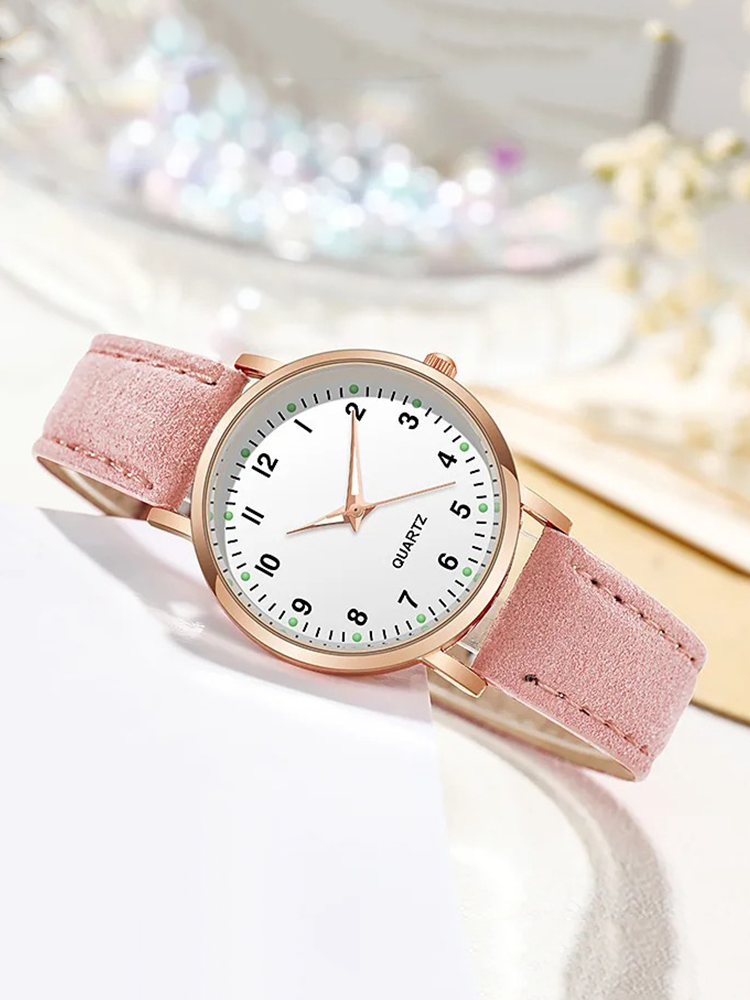 Cadran de montre femme quartz en or rose avec bracelet en cuir. Design chic et tendance, luxe discret.