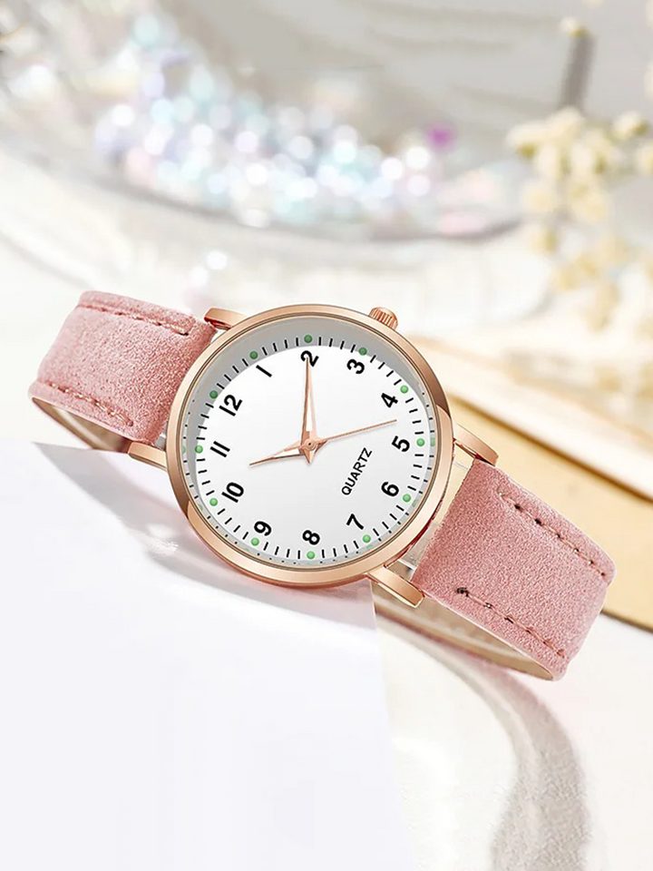 Cadran de montre femme quartz en or rose avec bracelet en cuir. Design chic et tendance, luxe discret.