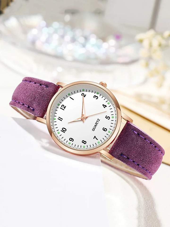 Vue détaillée de la montre femme quartz or rose avec son bracelet en cuir souple. Idéale pour un cadeau.