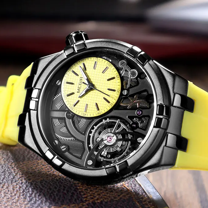 Montre automatique homme design, cadran ouvert avec rouages visibles, bracelet silicone noir pour un style moderne.