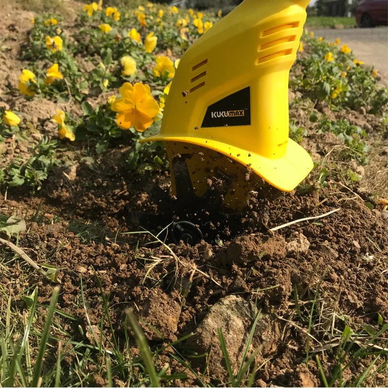 Motobineuse électrique sans fil jaune.  Outil léger et ergonomique pour désherber et préparer le sol. Jardinage facile.