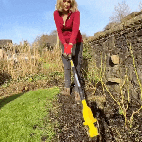 Motobineuse électrique sans fil jaune.  Outil léger et ergonomique pour désherber et préparer le sol. Jardinage facile.