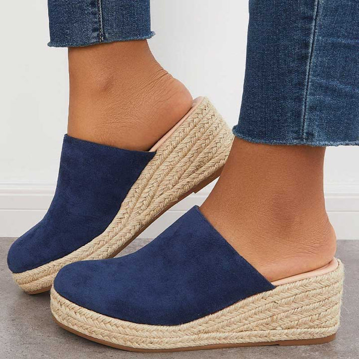 Mules compensées femme chic espadrille bleu marine, idéales pour un confort estival tendance.