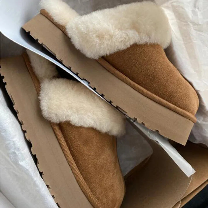 Mules femme élégantes en daim marron avec fourrure douce, parfaites pour l'hiver, confort intérieur/extérieur.