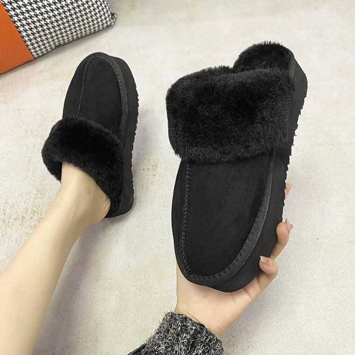 Pantoufles chaudes en daim pour femmes, avec doublure fourrure cosy, idéales pour le confort hivernal.