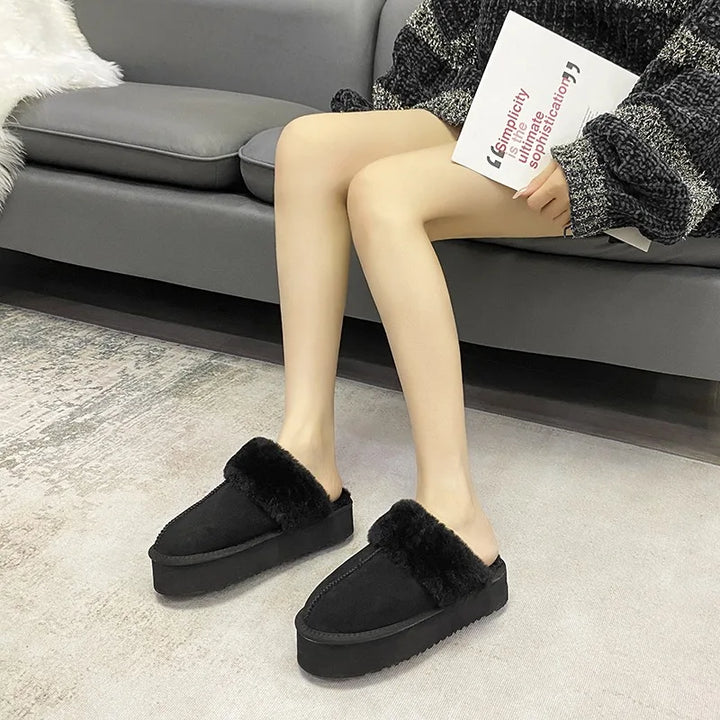 Mules élégantes pour femme en daim beige, fourrure intérieure luxueuse, parfaites pour l'hiver et le style.