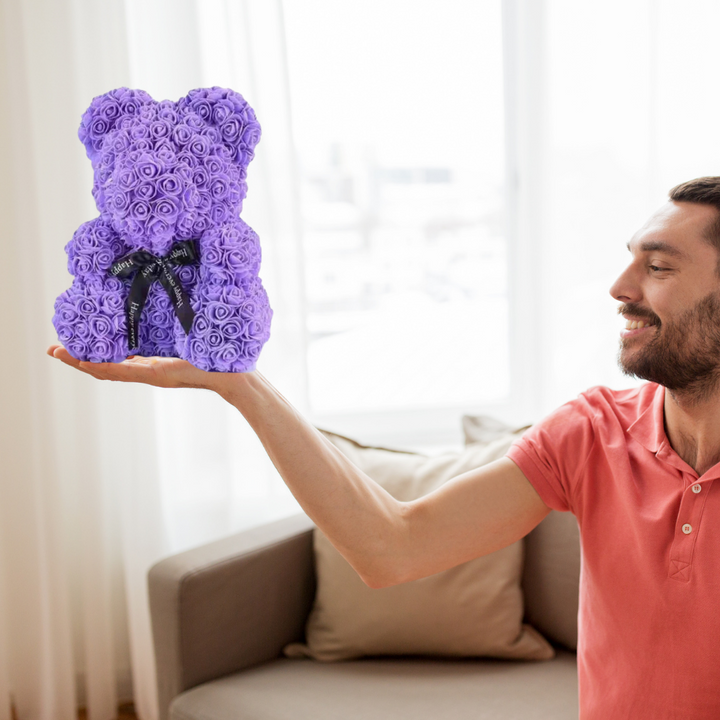 "Ours en roses rouges artisanal, peluche élégante et romantique pour décoration et cadeau inoubliables."