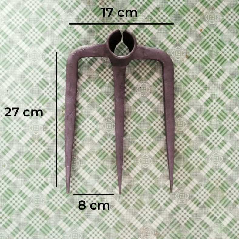 Outil de jardinage robuste, multi-dents, pour labourer, planter.  Acier, design ergonomique.