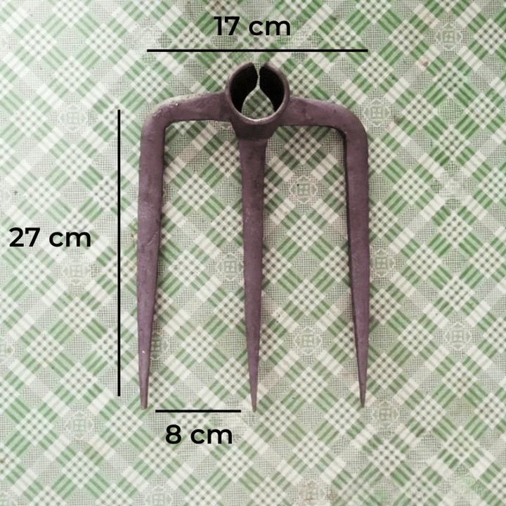Outil de jardinage robuste, multi-dents, pour labourer, planter.  Acier, design ergonomique.
