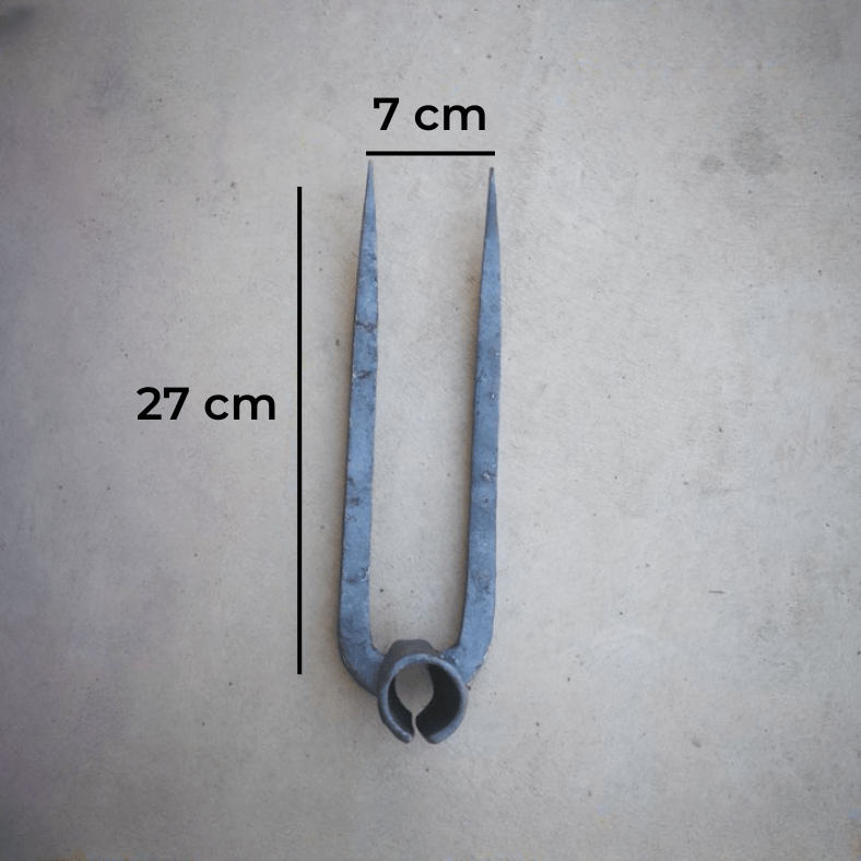 Outil de jardinage robuste, multi-dents, pour labourer, planter.  Acier, design ergonomique.