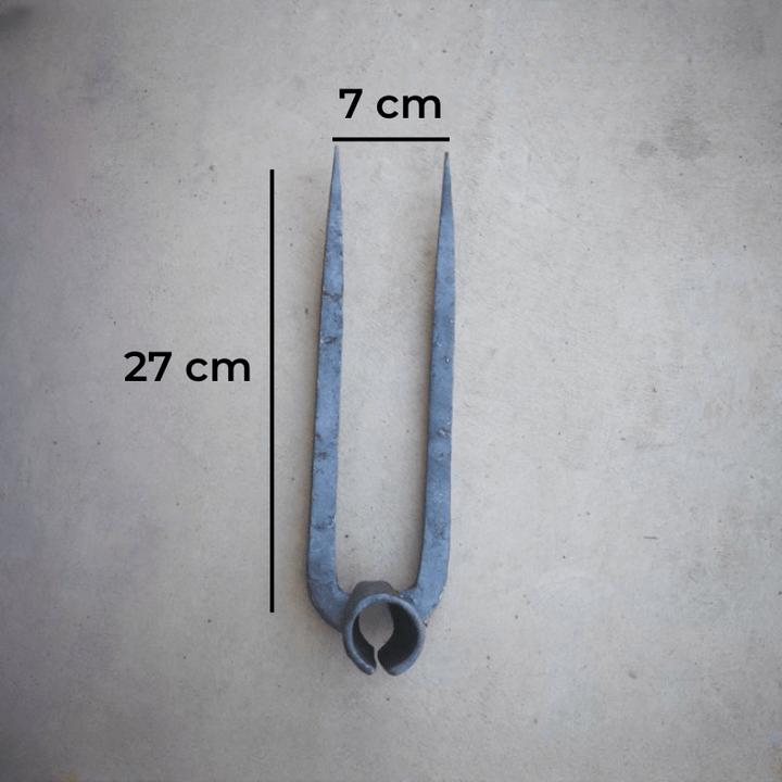 Outil de jardinage robuste, multi-dents, pour labourer, planter.  Acier, design ergonomique.