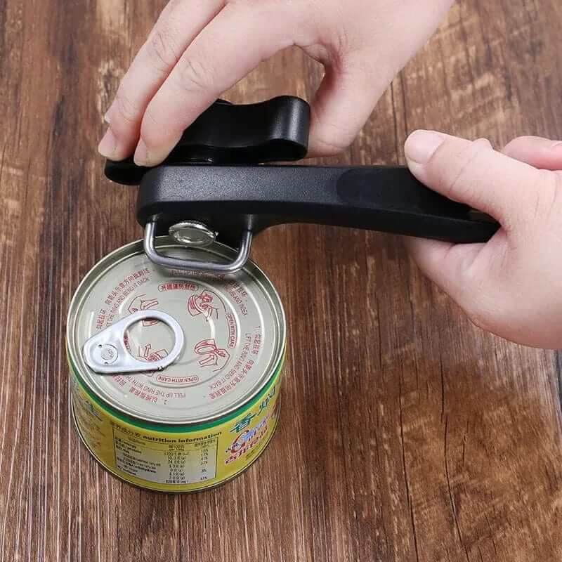 "Ouvre-boîte manuel noir ergonomique en acier inoxydable pour ouverture facile et sécurisée de boîtes de conserve."