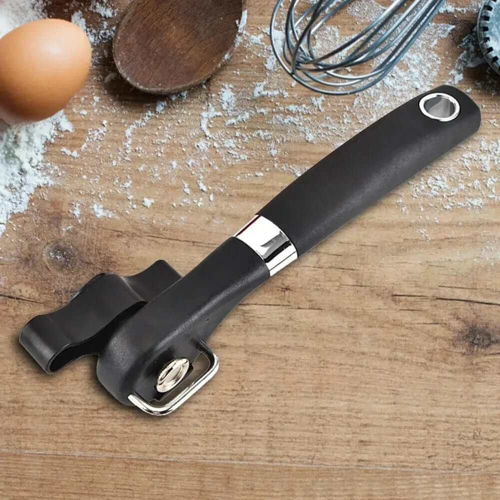 "Ouvre-boîte manuel noir ergonomique en acier inoxydable pour ouverture facile et sécurisée de boîtes de conserve."
