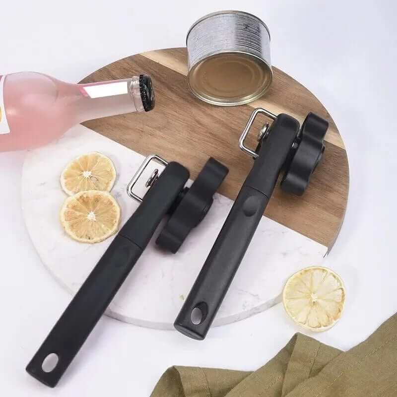 "Ouvre-boîte manuel noir ergonomique en acier inoxydable pour ouverture facile et sécurisée de boîtes de conserve."