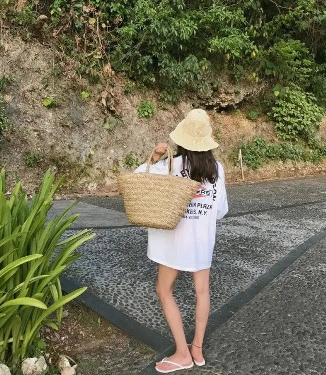 Sac de plage femme en paille tressée, style bohème chic, spacieux pour les essentiels estivaux.