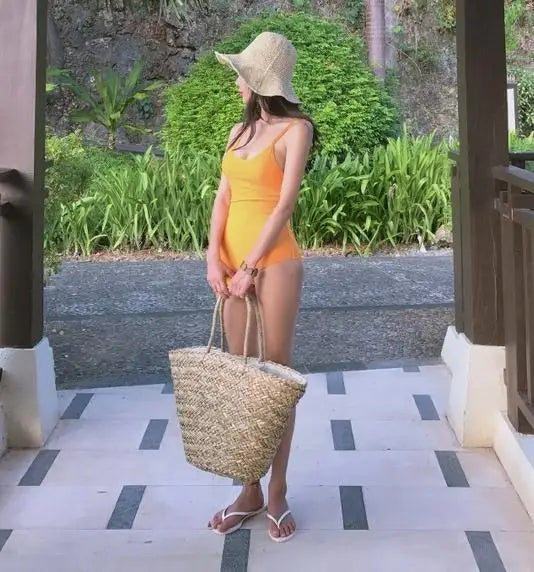 Accessoire été indispensable : grand panier en paille marron clair, avec doublure intérieure pratique.