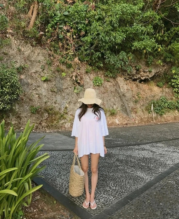 Panier en paille résistant pour femme, un sac de plage tendance et fonctionnel, idéal vacances.
