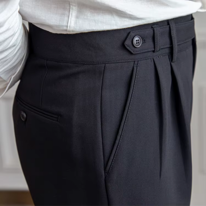 "Pantalon à pinces homme, taille haute, plis élégants, vue avant, matière premium, idéal professionnel et festif"