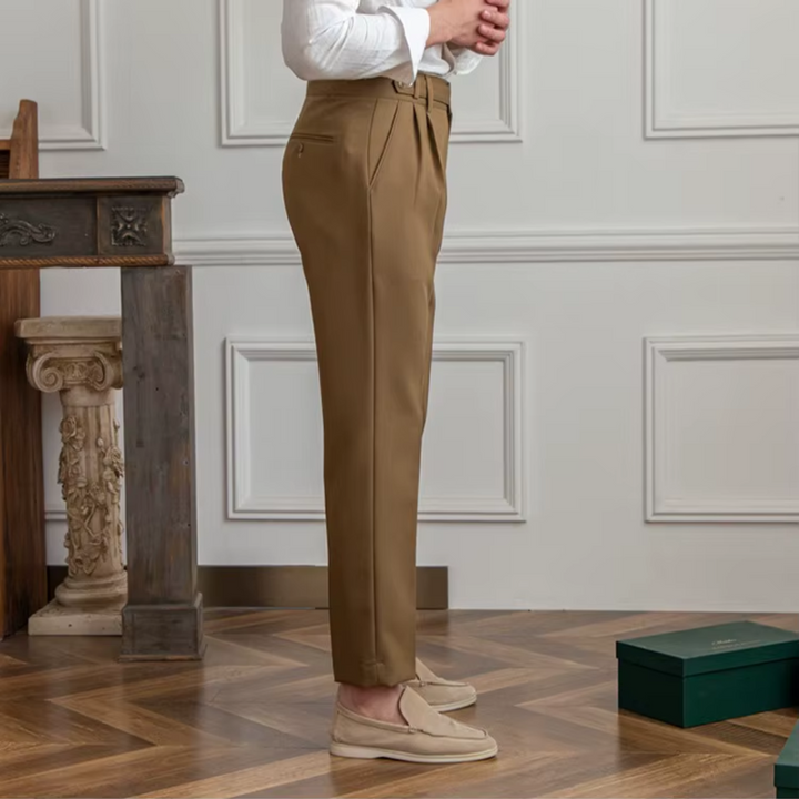 "Pantalon à pinces homme, taille haute, plis élégants, vue avant, matière premium, idéal professionnel et festif"