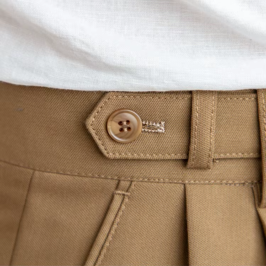 "Pantalon à pinces homme, taille haute, plis élégants, vue avant, matière premium, idéal professionnel et festif"