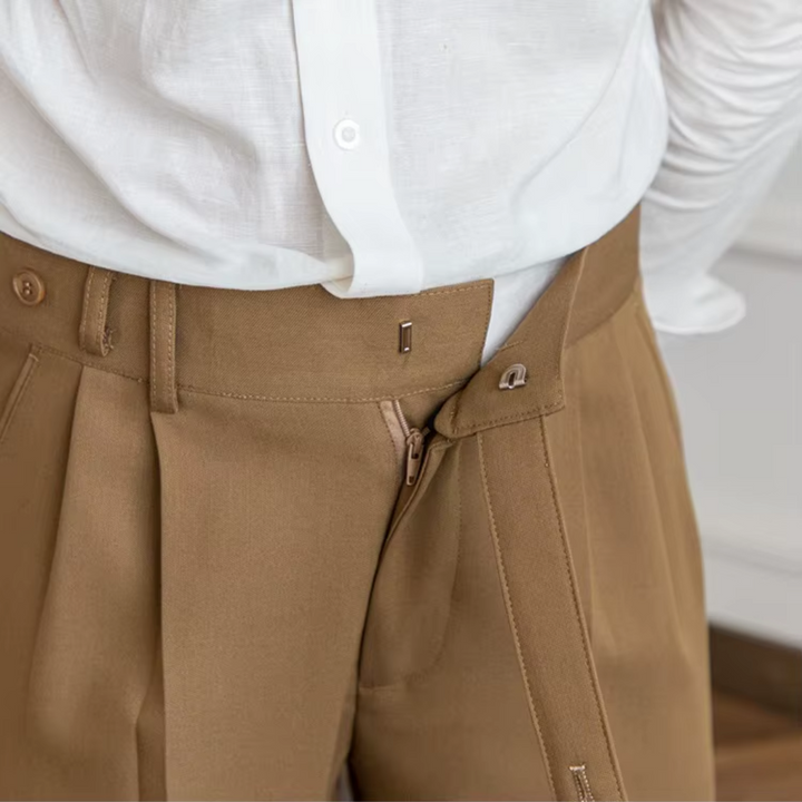 "Pantalon à pinces homme, taille haute, plis élégants, vue avant, matière premium, idéal professionnel et festif"
