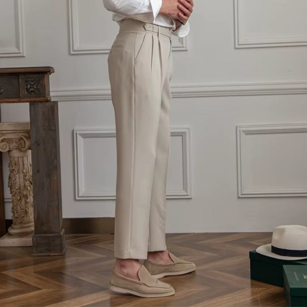 "Pantalon à pinces homme, taille haute, plis élégants, vue avant, matière premium, idéal professionnel et festif"