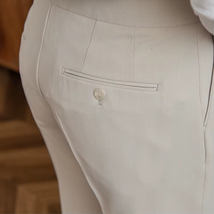 "Pantalon à pinces homme, taille haute, plis élégants, vue avant, matière premium, idéal professionnel et festif"