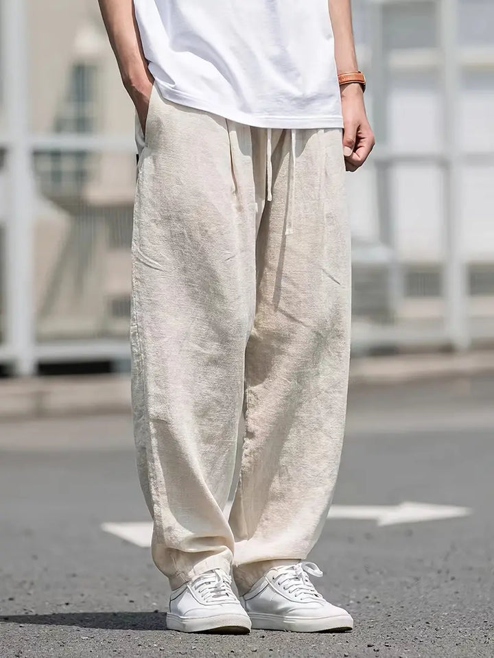 Pantalon ample en lin beige pour homme, élégant et respirant, idéal pour un confort estival décontracté et style aérien.